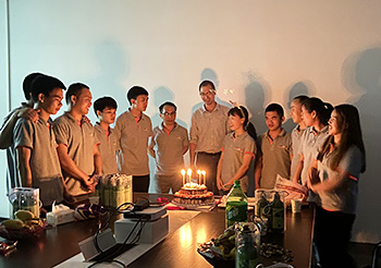  スーパーパック 人事部門は彼らの誕生日パーティーを開催しました。4月の誕生日